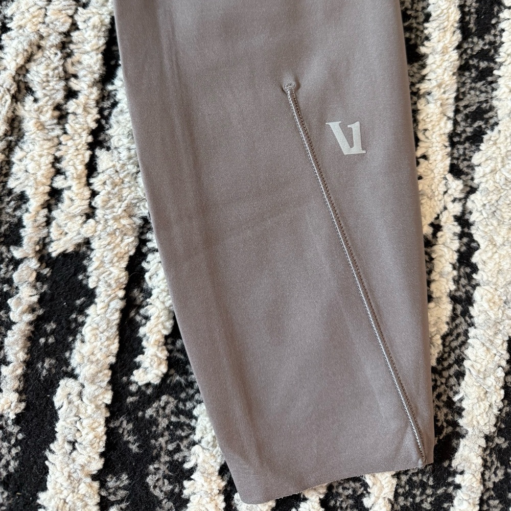 Vuori Evolve High Waisted Leggings V Logo Smoke Gray Size S/M